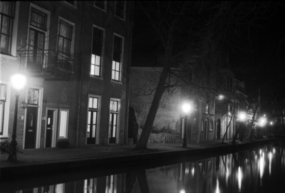 883866 Gezicht op de Twijnstraat aan de Werf te Utrecht, bij nacht.